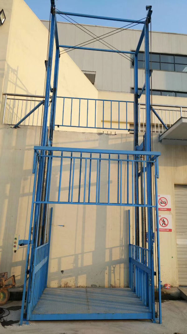 重慶勁力高級潤滑油室外升降貨梯安裝完畢